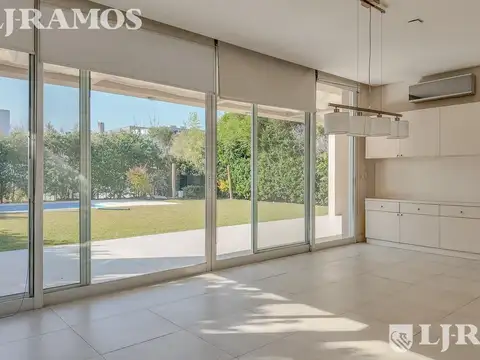 LOTE INTERNO. 5 DORMITORIOS, ESCRITORIO y AREA SERVICIO.