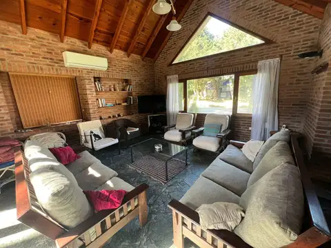 Casa 4 ambientes con 2 baños
