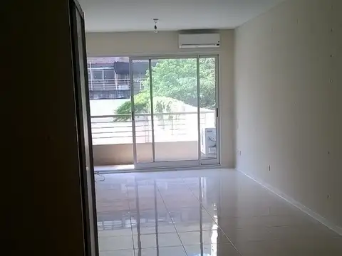 1amb contra frente  con  balcon 24 meses contrato  ipc trimestral