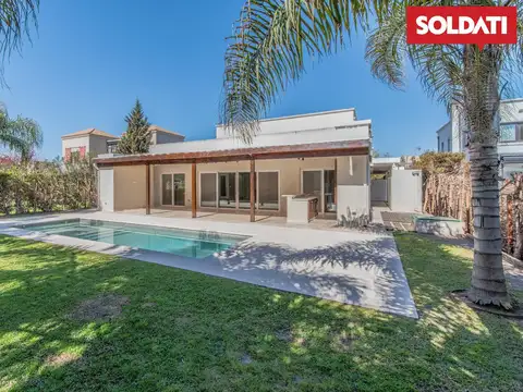 Casa en Alquiler con 2 cocheras
