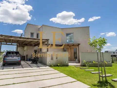 Casa en Venta con 4 cocheras