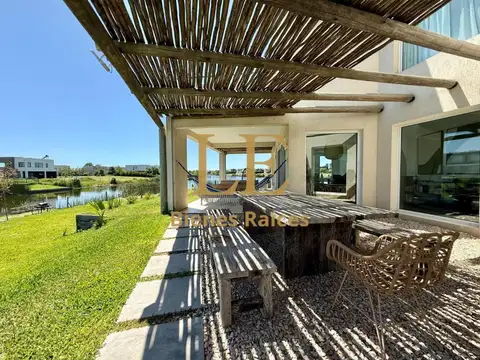 Casa 5 ambientes con 4 baños