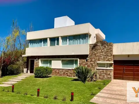 Casa en venta - 5 Dormitorios 4 Baños - 850mts2 - Pinamar