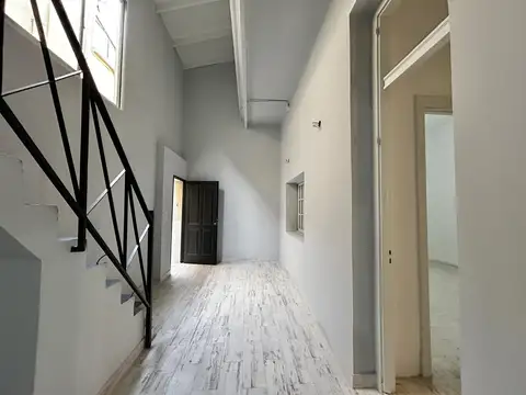 Dickman al 1400, entre Espinosa y San Martín