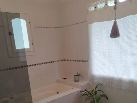 Casa en Alquiler con 1 cochera