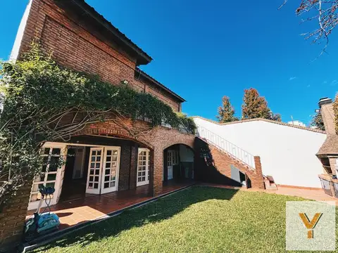 Casa 6 ambientes con 2 baños