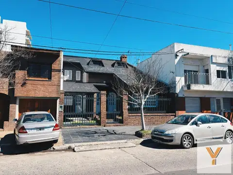 Casa en venta - 3 Dormitorios 4 Baños - La Plata