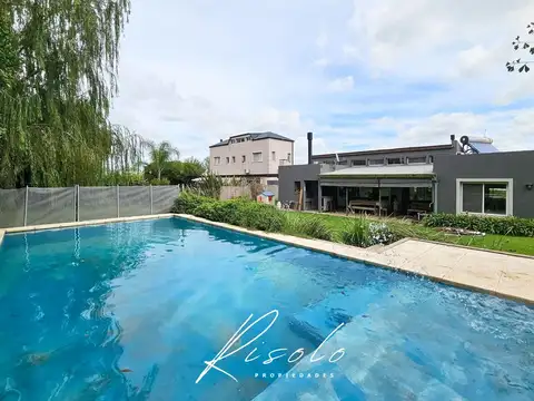 Casa en Venta. Pileta, 3 dormitorios, Escritorio. Horno a leña. Doble Altura. Barrio Cerrado