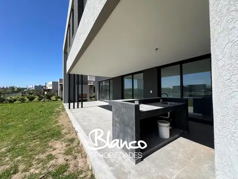 Casa 5 ambientes con 3 baños
