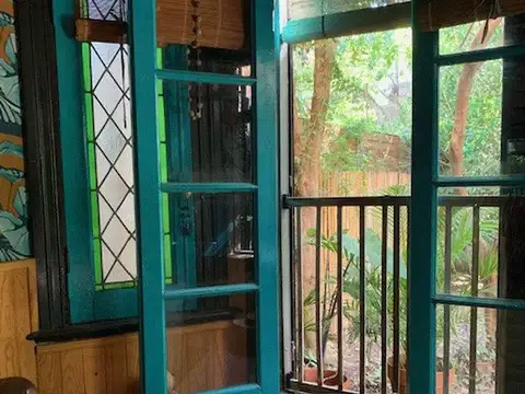 Chalet Inglés en precioso sector de Olivos Bajo.-