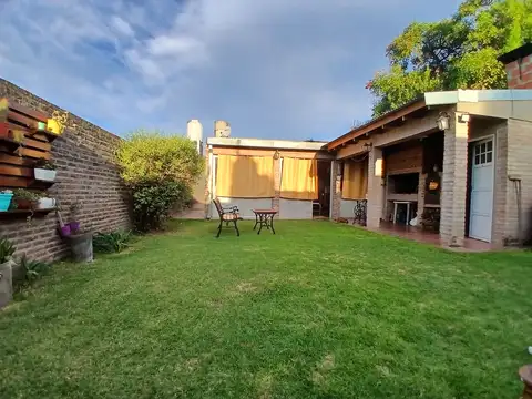 VENTA Casa de pasillo 3 dormitorios con quincho y patio