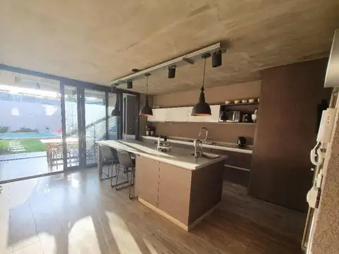 VENTA CASA 5 AMBIENTES RAMOS MEJIA CON PISCINA