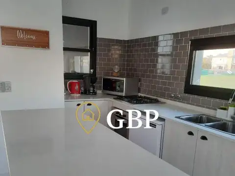 Casa 4 ambientes con 2 baños