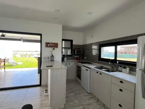 Casa 4 ambientes con 2 baños