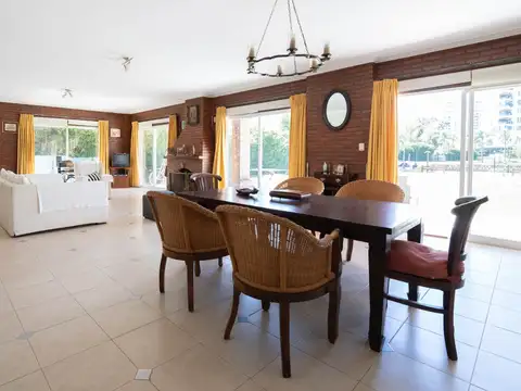 Casa 5 ambientes con 5 baños