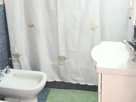 DEPARTAMENTO DE DOS AMB. COCHERA /BALCON AL CONTRAFRENTE