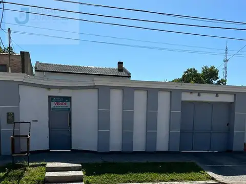 Modera Casa Estilo Chalet En Venta 4 Dormitorios y Piscina