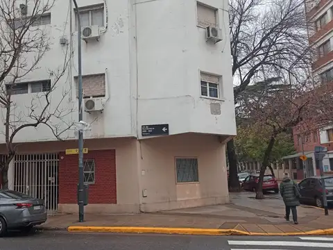 Dos ambientes en Planta Baja con patios.