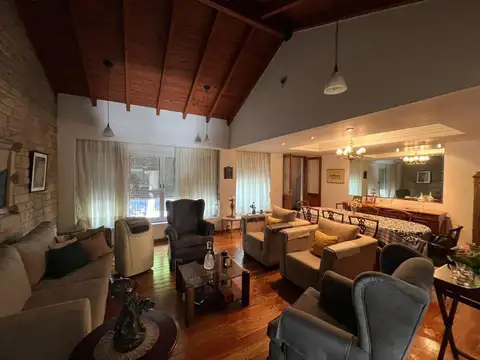 Casa en Alquiler con 1 cochera