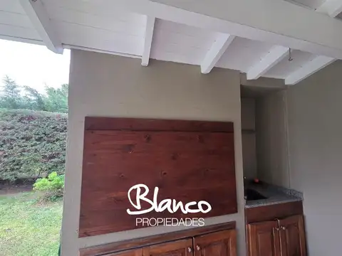 Casa en Alquiler con 3 cocheras