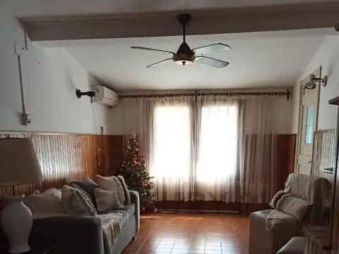 Casa 8 ambientes con 4 baños