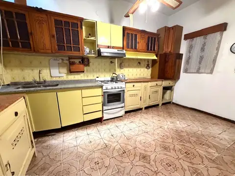 Casa 4 ambientes con 2 baños
