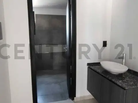 Casa en Alquiler con 2 cocheras