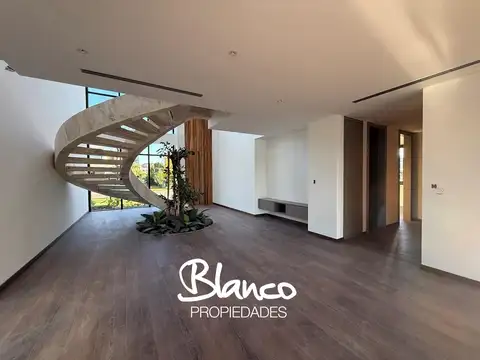 Casa 6 ambientes con 4 baños