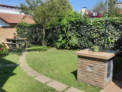 Venta Casa 2 dormitorios Jardín Cochera   Barrio Santa Rita a metros  del Rio Granadero Baigorria