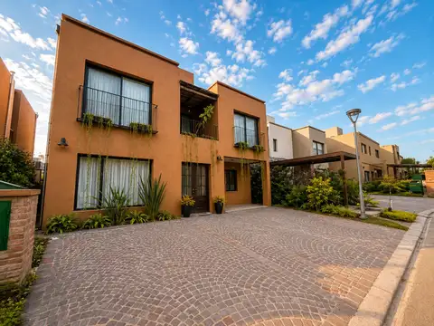 CASA 4 AMBIENTES PARQUE Y PILETA MORENO