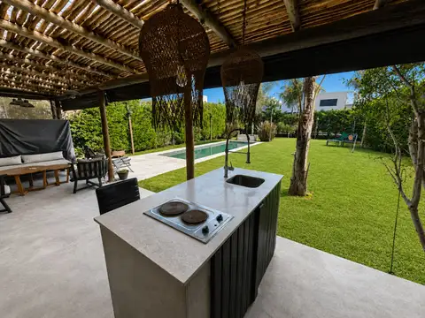 CASA 4 AMBIENTES PARQUE Y PILETA MORENO