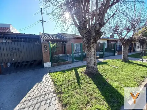 Casa en Venta - 2 Dormitorios 1 Baño Cochera - 300 mts2 - Almirante Brown,Buenos Aires