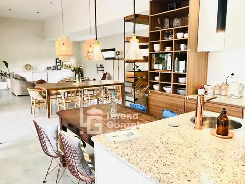 Casa 6 ambientes con 5 baños