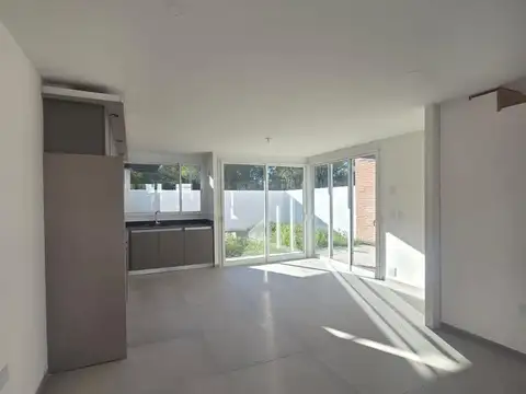 Casa alquiler en  Housing Las Veras duplex de 3 dormitorios 2 baños con patio valle escondido