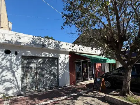 Casa con Dos Locales Comerciales.