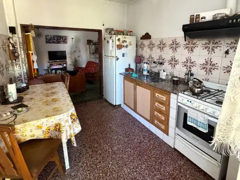 Casa con Dos Locales Comerciales.