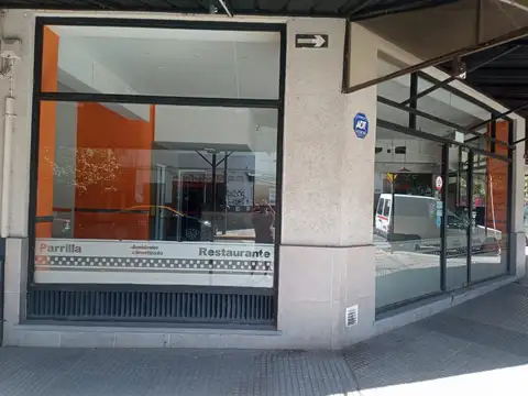 EXCELENTE  LOCAL EN ESQUINA  90 M2 + 44 SOTANO   retazado