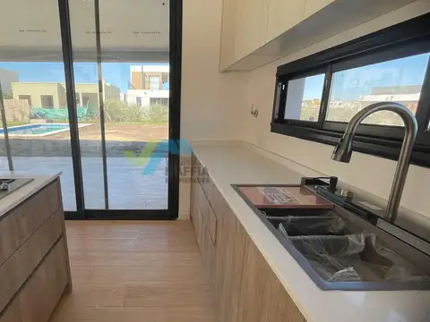Casa 5 ambientes con 3 baños