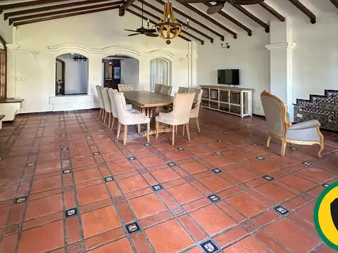 Casa en Alquiler con 3 cocheras