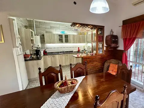 Casa 8 ambientes con 2 baños