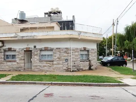 Casa 3 Ambientes Reciclada con Terraza y Cochera Lanús