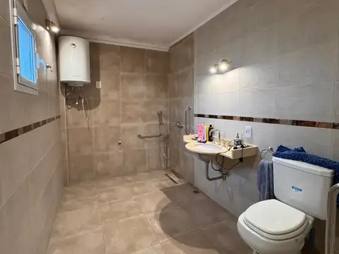 Casa 5 ambientes con 3 baños