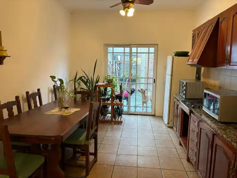 Casa 6 ambientes con 2 baños