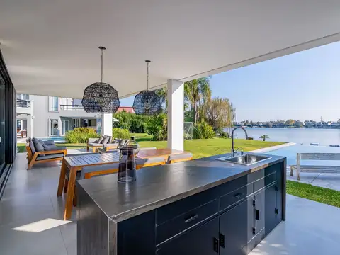 Casa 7 ambientes con 4 baños