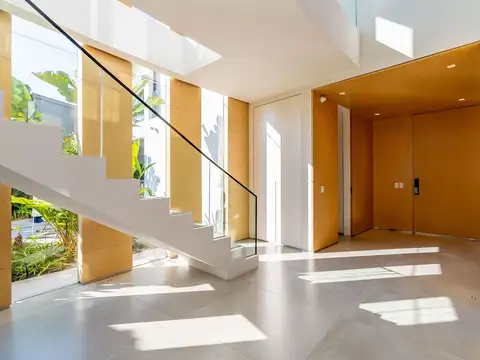 Casa en Alquiler con 2 cocheras