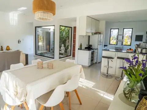 Casa 4 ambientes con 2 baños