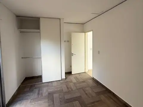 Sarandi 200, Piso 1