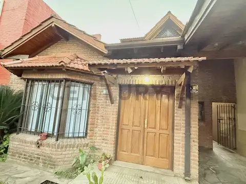 Casa en Venta con 2 cocheras