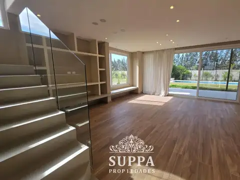 Casa 6 ambientes con 4 baños