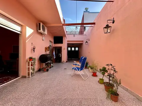 Casa multifamiliar con local al frente, patio y garage